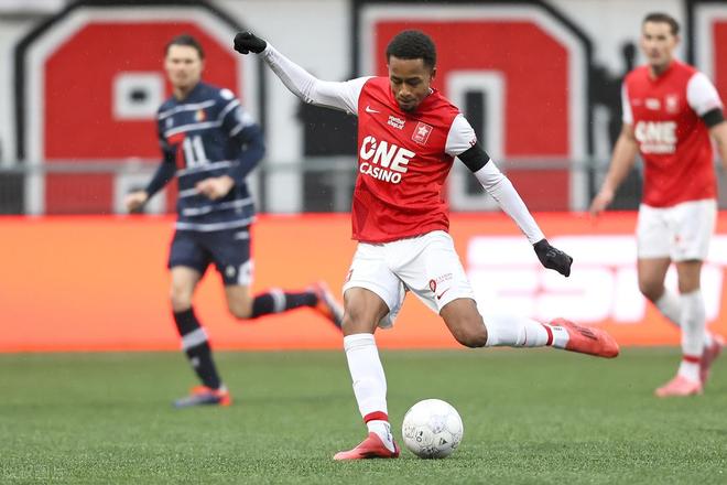 本文围绕两 本文围绕两